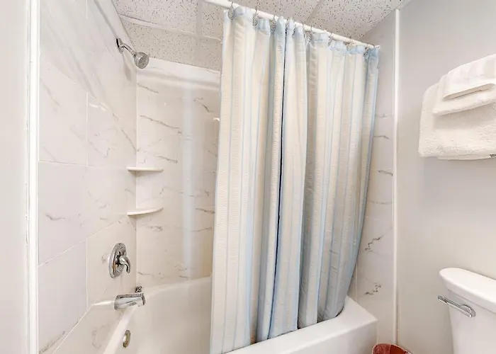 3rd-floor Near The With Balcony Partial Ocean Views & Ac Holiday home